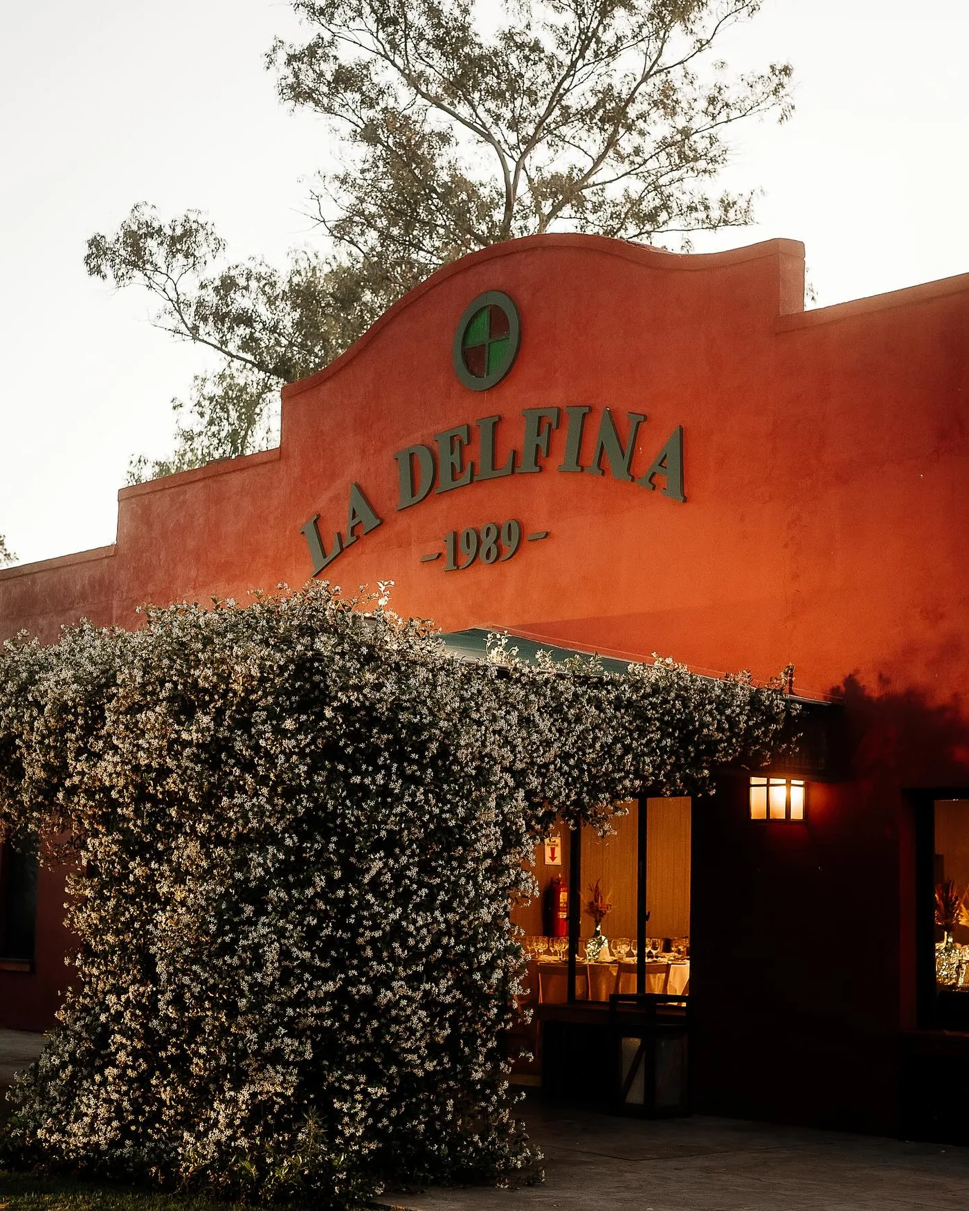 La casona de La Delfina Club de Campo al atardecer