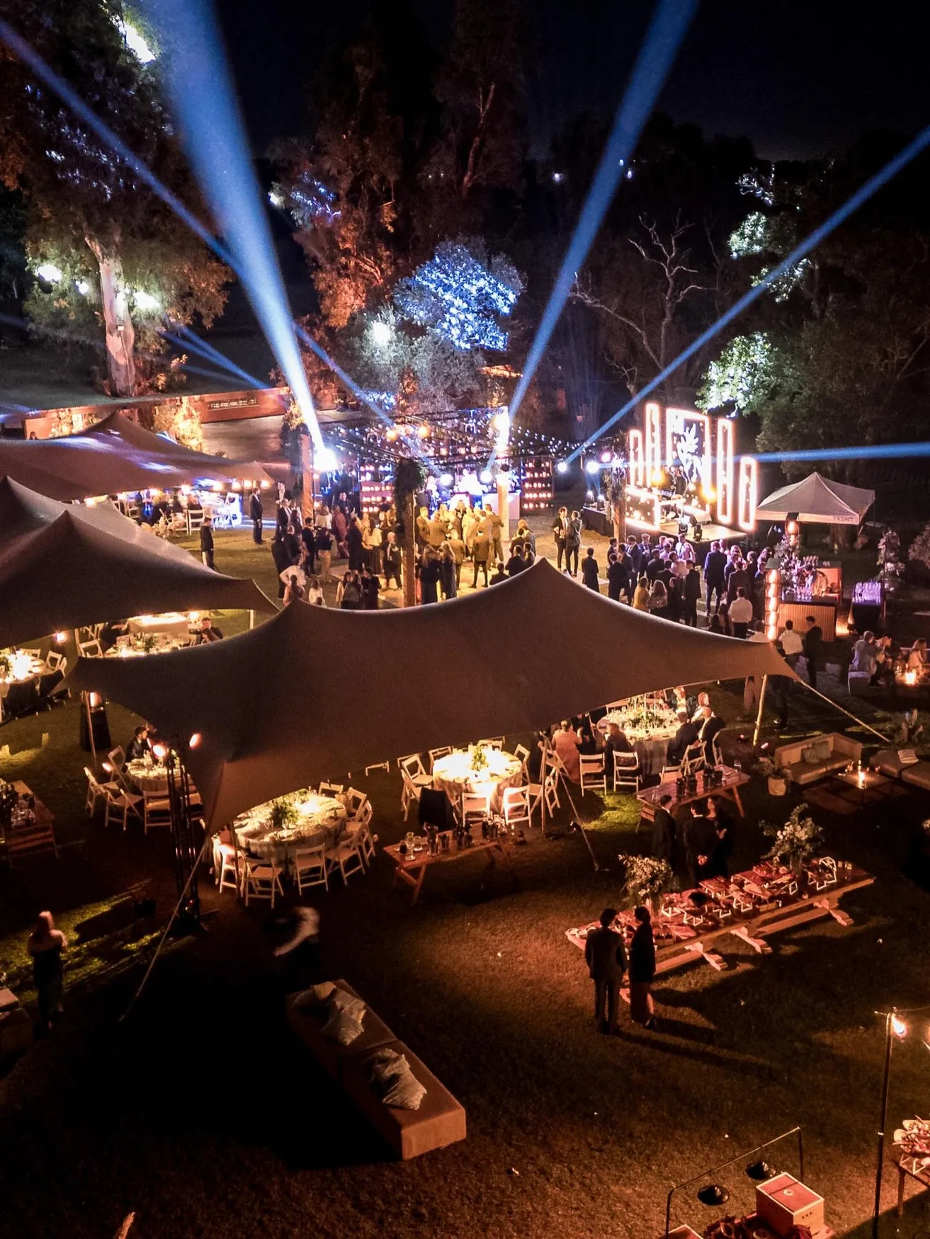 Fiesta al aire libre bajo las estrellas